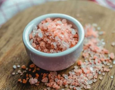 Pink salt in a bowl